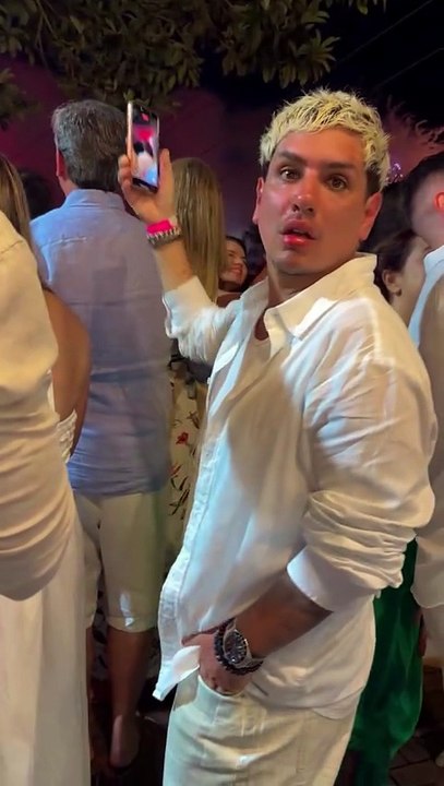 Se casa Kennys Palacios, íntimo amigo de Wanda Nara, tras 12 años de amor: el video de la propuesta