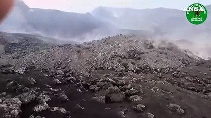 Etna, la colata lavica avanza fino a quota 1.420 metri