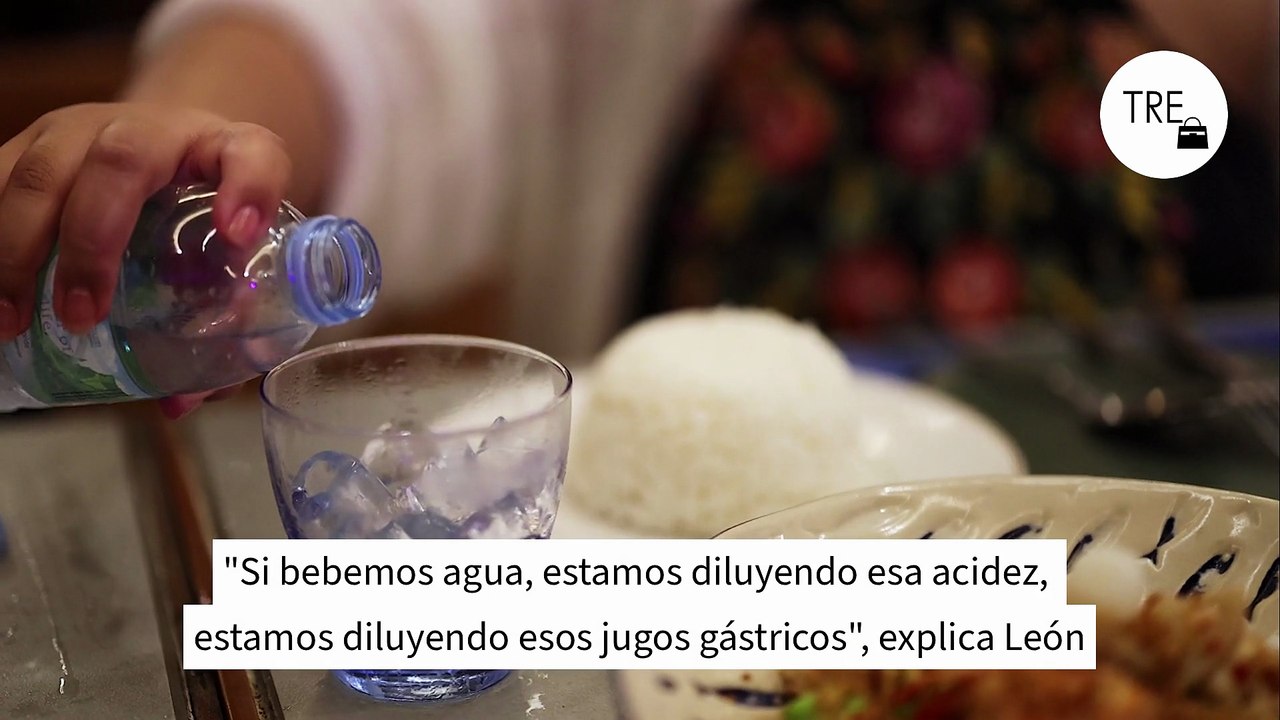 Marta León, experta en salud de la microbiota: "Beber mucha agua mientras se come puede frenar la digestión"