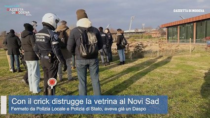 Modena, spacca con un cric le vetrine del bar al parco Novi Sad