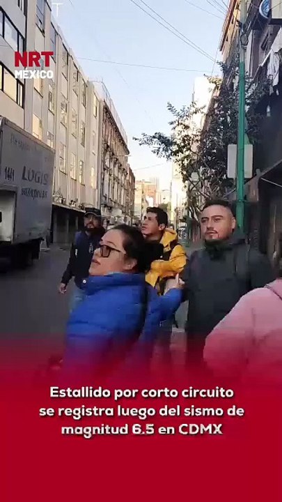 ⚠️🔥 Minutos después del sismo de magnitud 6.5, se registró un estallido provocado por un corto circuito en el cruce de Circuito Interior y Calzada de Guadalupe, en la Ciudad de México.