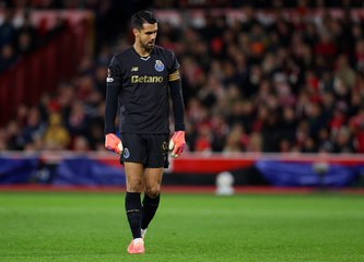 Porto, Diogo Costa e il calcione sulle spalle a Rodrigo Mora: il video diventato virale