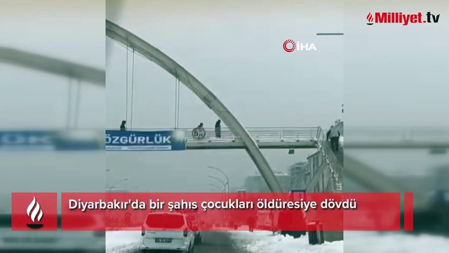 İnsanlık dışı görüntüler! Üst geçitteki şahıs çocukları öldüresiye dövdü