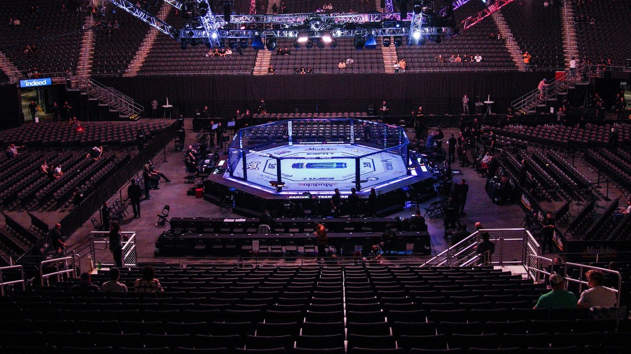 Heavyweight Pros Fight 2 Amateurs  Chaotic Cage Match