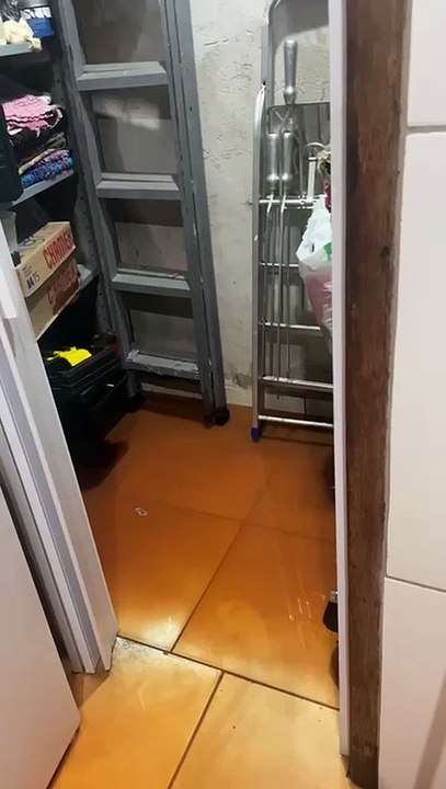 Água invade casas no Jardim Ipê, em Umuarama, e chega a escorrer por tomadas