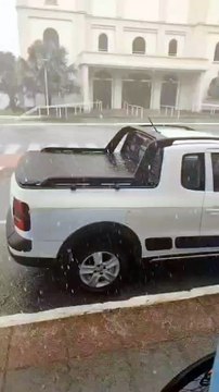 Vídeos mostram chuva de granizo e estragos de temporal em Araquari