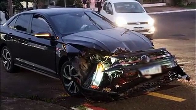 Virtus e Fox se envolvem em colisão na Rua Bom Jesus com Tiradentes