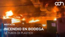 Fuerte incendio consume bodega de tubos de plástico en Cholula, Puebla