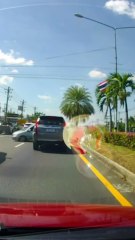 หวุดหวิด ! เก๋งพุ่งออกมาจากซอย แต่งานนี้คาเฟ่รับจบ