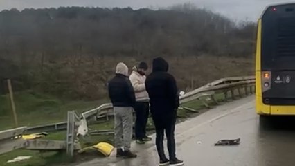 Arnavutköy'de İETT otobüsü bariyerlere çarptı