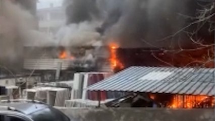 Sultanbeyli'de bir iş yerinde çıkan yangına itfaiye müdahale ediyor