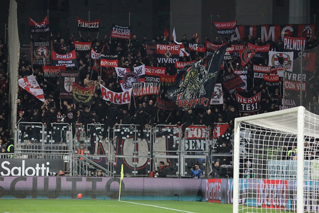 Cagliari, squadra rossonera sotto la curva al termine della sfida