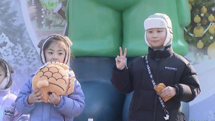 눈썰매·붕어빵 즐겨요!...도심 겨울 놀이터 ’북적’ / YTN