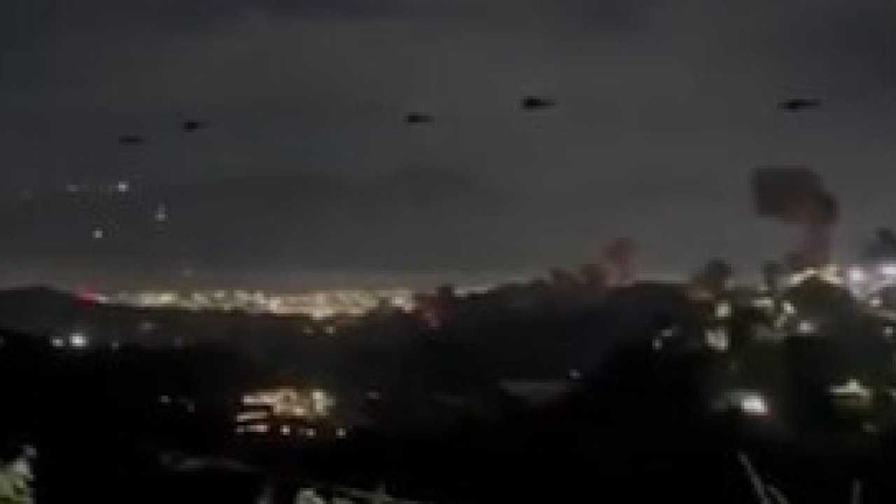 La colonna di elicotteri e aerei militari in volo a bassa quota sui cieli del Venezuela