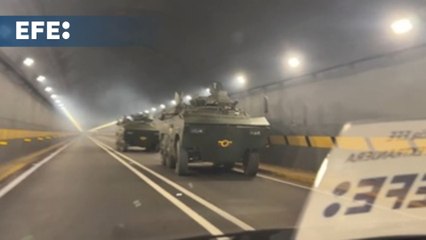 Vehículos militares recorren las calles de Caracas