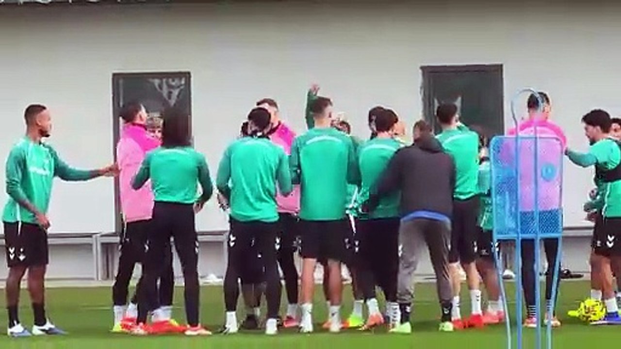 Chimy Ávila se ejercita con el Betis mientras que se decide su futuro