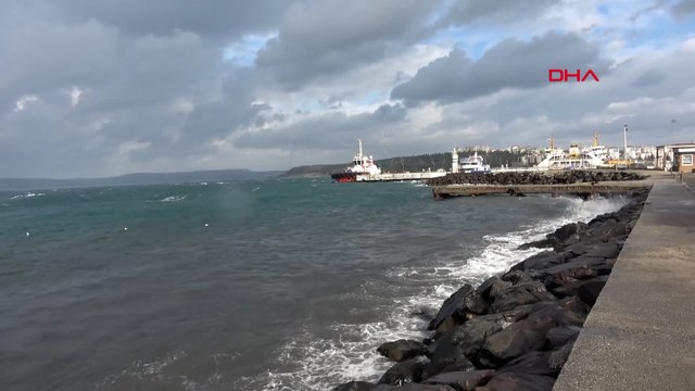 Çanakkale Boğazı, fırtına nedeniyle çift yönlü trafiğe kapatıldı