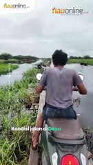 Jalan Papan Tergenang Banjir di Sontang, Pemotor Tergelincir saat Melintas