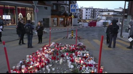 Candele e messaggi a Crans-Montana per le vittime dell'incendio