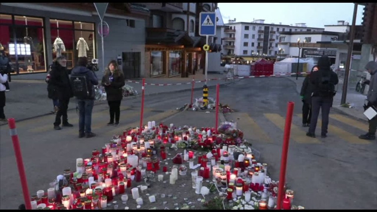 Candele e messaggi a Crans-Montana per le vittime dell'incendio