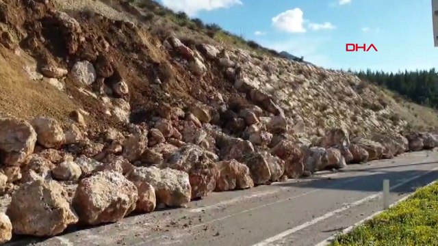 Kumluca yolunda heyelan; trafik tek şeritten veriliyor