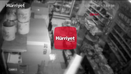 Kendisinden kaçıp, markete sığınan küçük kızı darbedip, bıçakladı; olay kamerada!