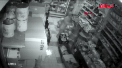 Dehşete düşüren görüntü! 11 yaşındaki küçük kızı bıçakladı, esnaf kurtardı