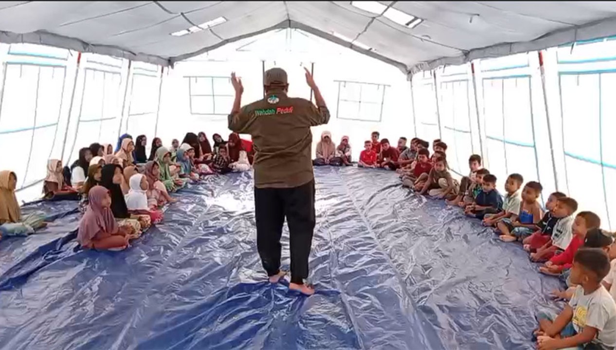 Sekolah Hancur Diterjang Banjir, Anak-Anak Aceh Belajar di Dalam Tenda