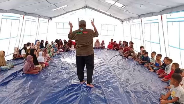 Sekolah Hancur Diterjang Banjir, Anak-Anak Aceh Belajar di Dalam Tenda