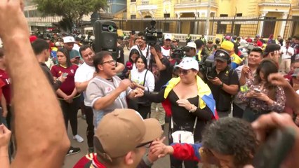 Celebraciones frente a la embajada venezolana en Perú tras la captura de Maduro
