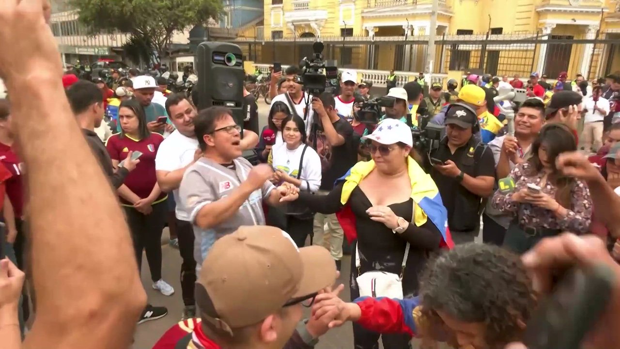 Celebraciones frente a la embajada venezolana en Perú tras la captura de Maduro