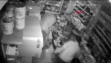 Gözü dönmüş psikopat 11 yaşındaki kızı kovalayıp sığındığı markette darbedip bıçakladı!