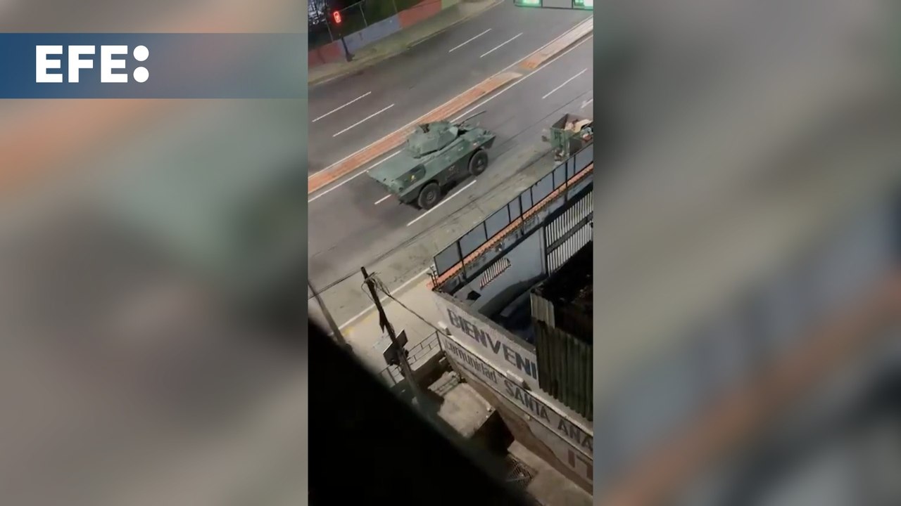 Vehículos blindados de las Fuerzas Armadas venezolanas recorren Caracas tras el ataque de Estados Unidos