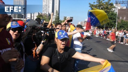 Cientos de venezolanos celebran con vítores y banderas en el centro de Santiago la captura del presidente de Venezuela
