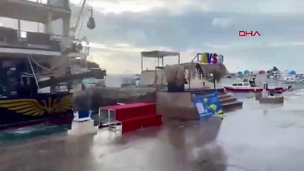 Erdek’te lodos; dalgalar, denizle karayı birleştirdi