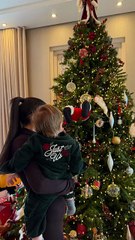 Αλεξάνδρα Νίκα - Αγκαλιά με τον γιο της μπροστά στο χριστουγεννιάτικο δέντρο