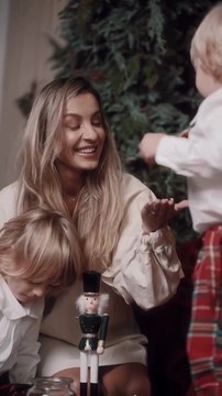 Flavia Mihasan - 18 - 23.12.2023 \Living,brad,cadouri,recl. Ricinus Hair Care, Ricinus Biologique. \Bucăterie cosmetice-cadou, reclamă Ricinus. \În Mall Vitan,la Loor, cerșind bijuterii. Ședință foto pentru Crăciun, doar ea și plozii.