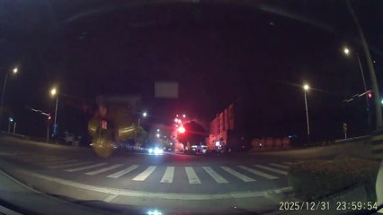 Il se laisse distraire par les feux d'artifice en pleine rue... oups