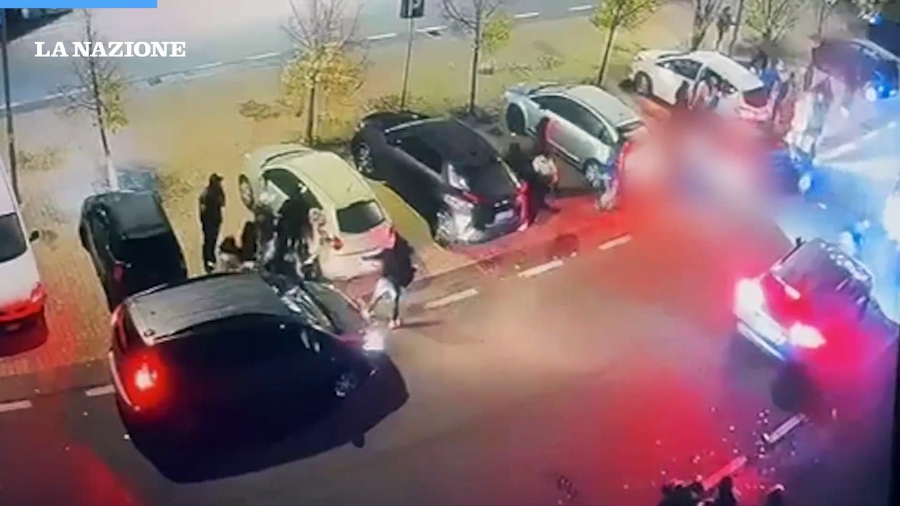 Si lancia con l'auto contro il "rivale" e altre quattro persone, arrestato