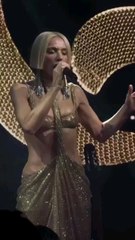 Gülşen, yılbaşı özel konserinde iddialı kıyafetiyle sahneye çıktı!