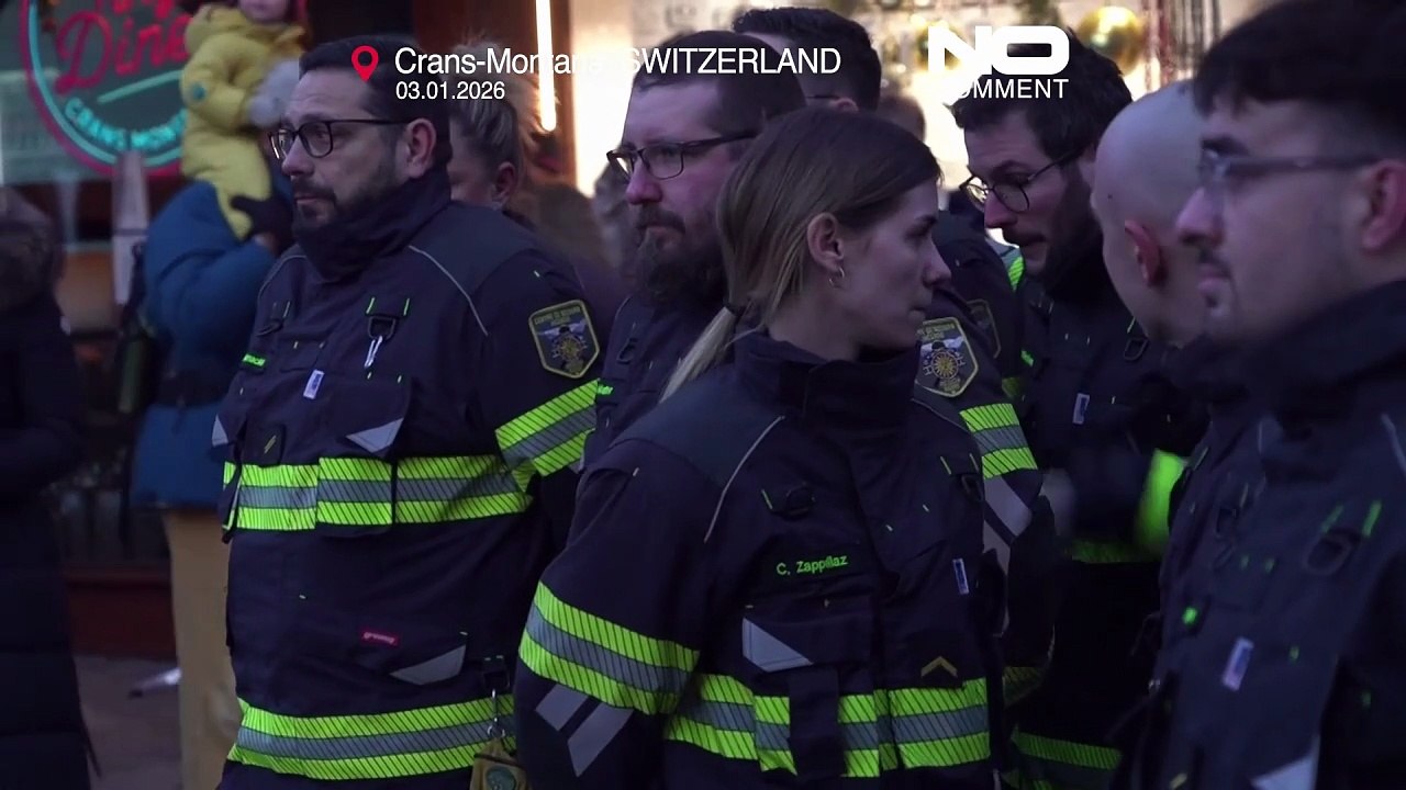 Feuerwehrleute gedenken der Opfer des tödlichen Brandes in Schweizer Skiort