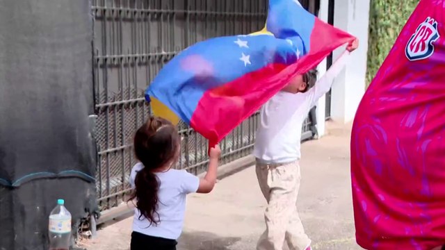 tn7-venezolanos-llegan a a la embajada de venezuela en costa rica
