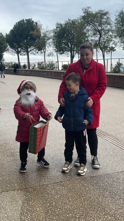 Joyeux Noël !!Écoutez mon nouveau single » Noël, c’est de la merde », disponible sur toutes les plates-formes