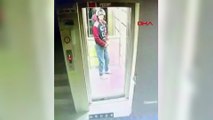 Kaskla apartmana giren şüpheli idrarını yapıp, damdaki kuşları çaldı; o anlar kamerada