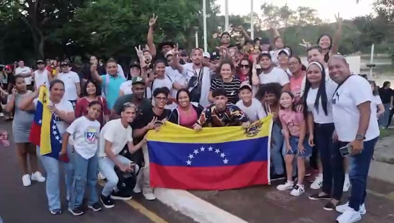 Venezuelanos que moram em Cascavel se reúnem para comemorar prisão de Nicolás Maduro