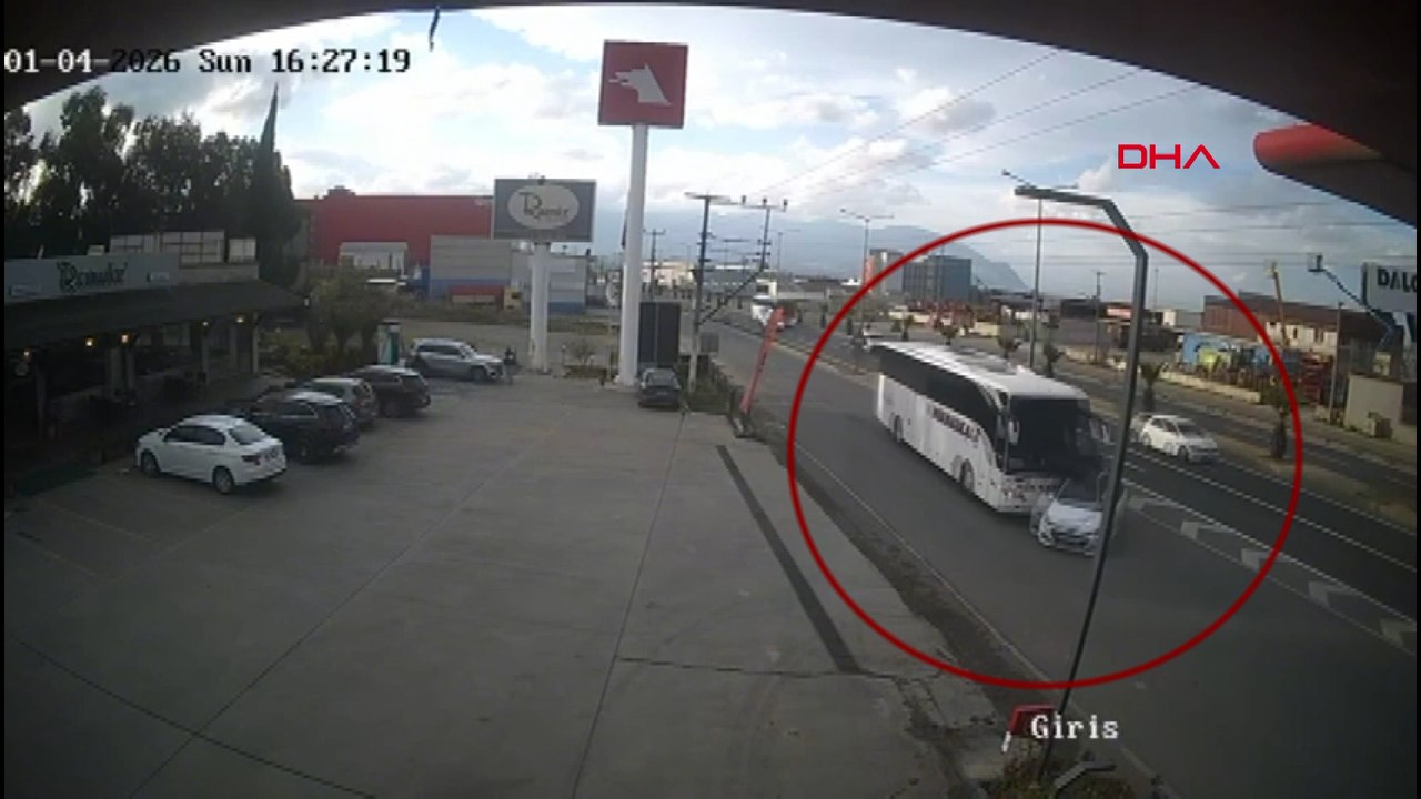 Manisa'da yolcu otobüsü otomobile çarptı