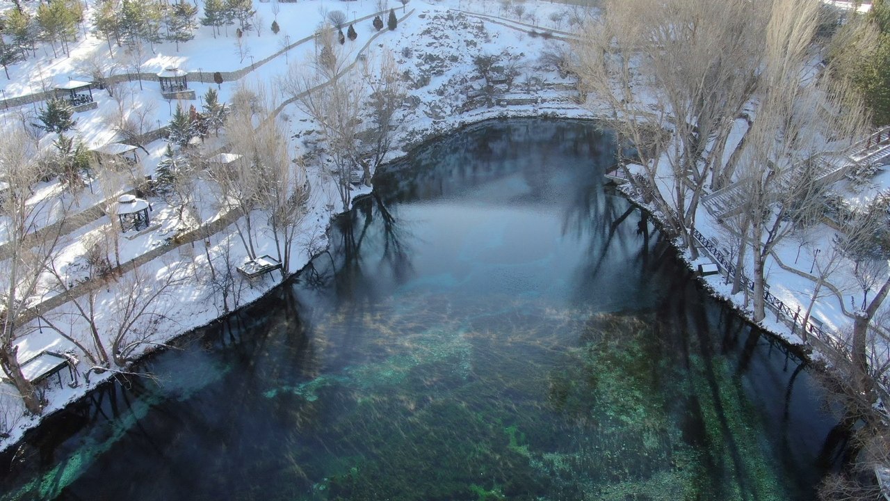 Sivas’ta eksi 30 derecede donmayan turkuaz güzellik: Gökpınar Gölü