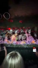 Drame évité de justesse dans un restaurant touristique à Bali, quand les décorations de Noël se sont enflammées en plein réveillon, provoquant la panique