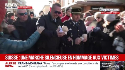 Crans-Montana: des pompiers, qui sont intervenus lors de l'incendie, viennent déposer des fleurs en hommage aux victimes sous les applaudissements de la foule