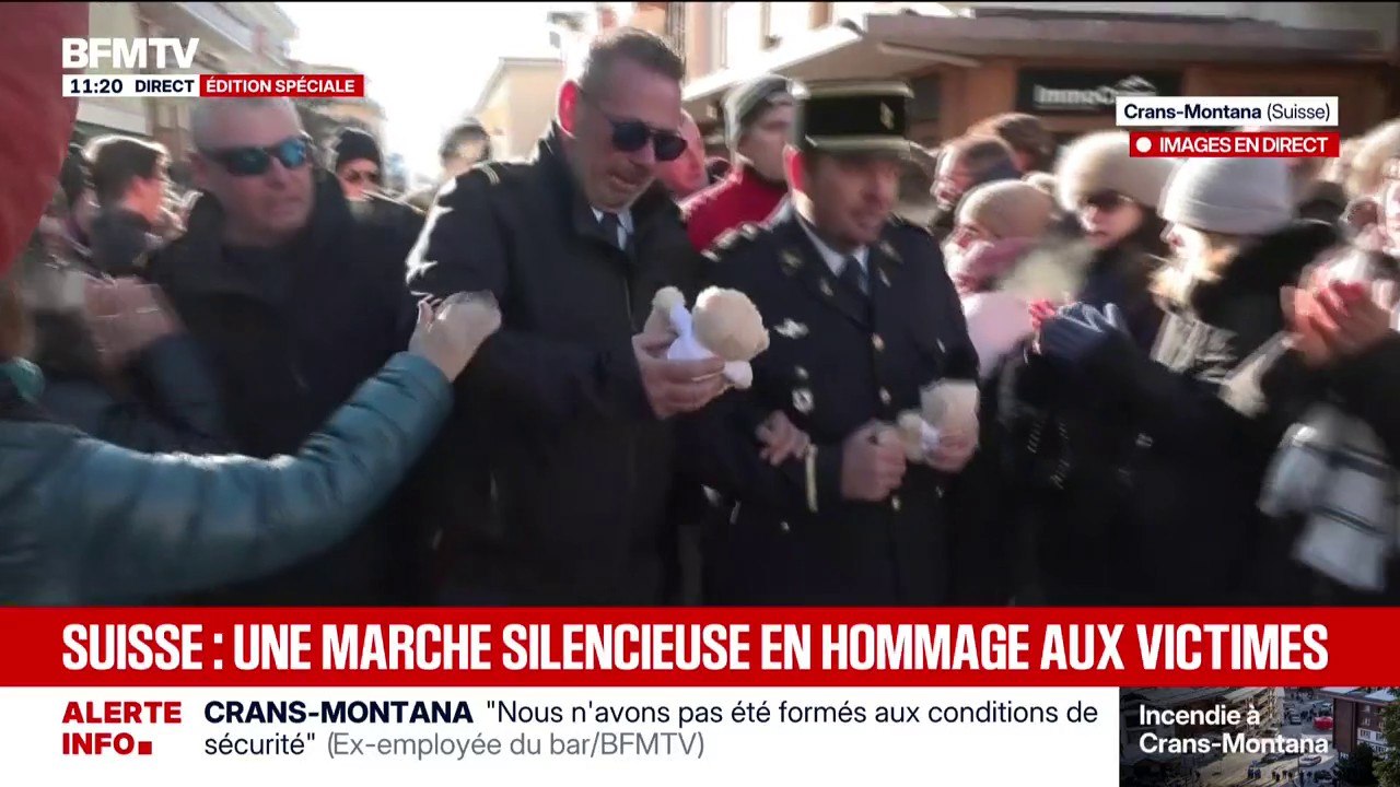 Crans-Montana: des pompiers, qui sont intervenus lors de l'incendie, viennent déposer des fleurs en hommage aux victimes sous les applaudissements de la foule